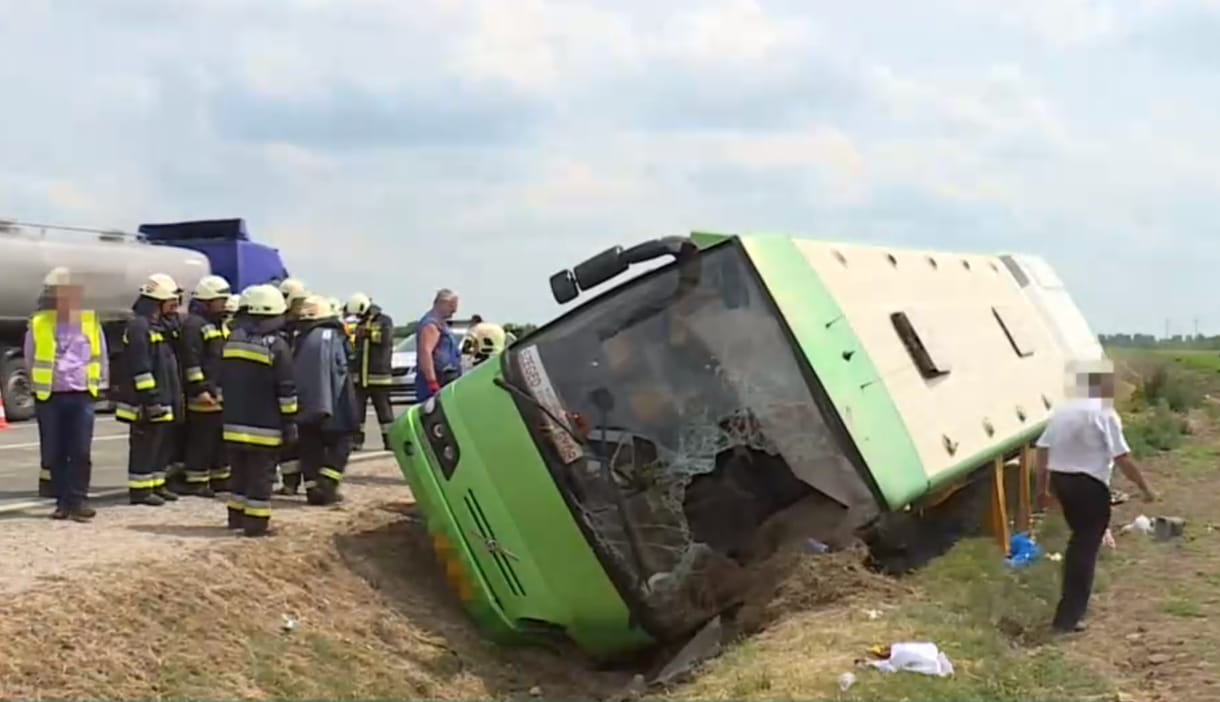 Felborult a busz, több utasát megbírságolták