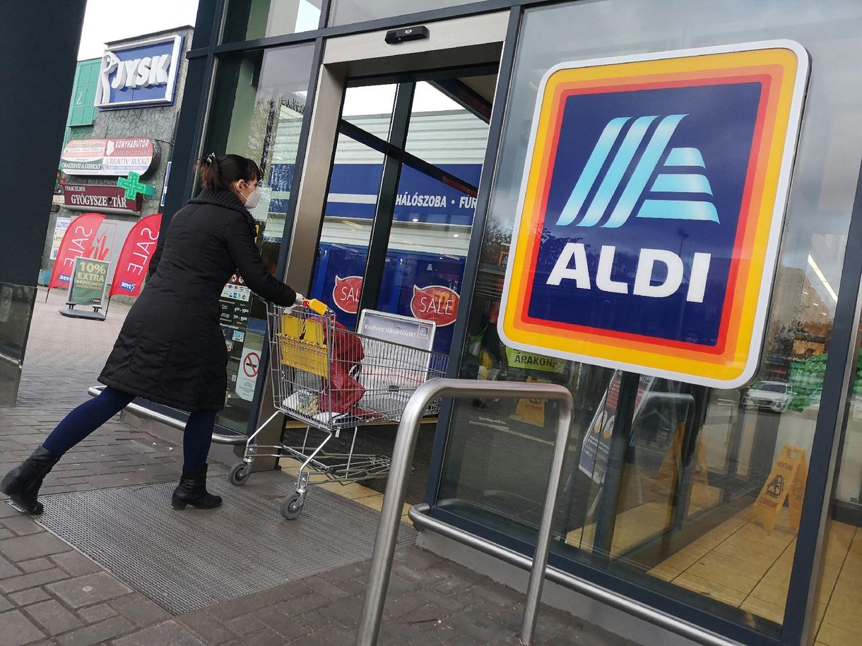 Féláron ad előző napi péksüteményeket és szépséghibás zöldség-gyümölcsöket az ALDI