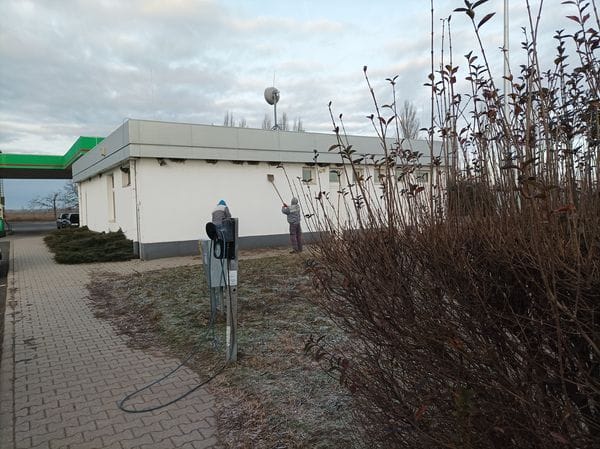 A környezetvédelmi hatóság engedélyével vertek le fecskefészkeket egy Mol-kúton