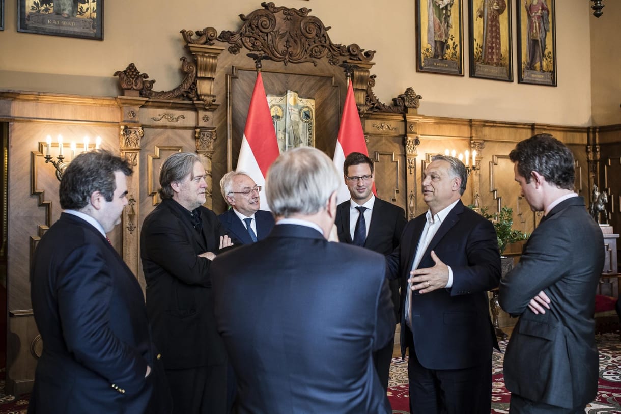 Egy fotón szerepel Orbán svájci bankára, Orbán és Trump volt kampányfőnöke