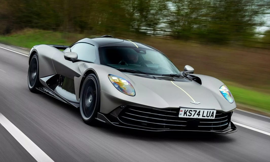 Ilyen egy spórolós hiperautó, itt az 1079 lóerős legújabb Aston Martin