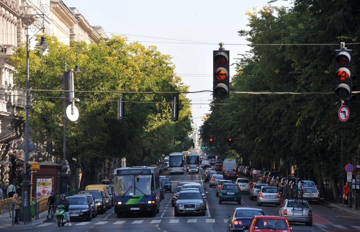 Elmegyógyintézetbe küldik az ámokfutót, akit egy robogós állított meg az Andrássy úton