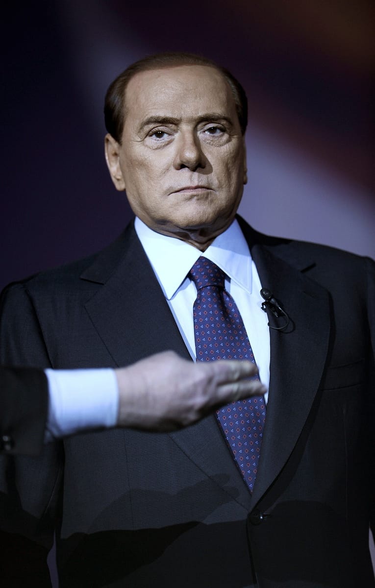 Berlusconit hét évre ítélték, mert fiatalkorúval szexelt
