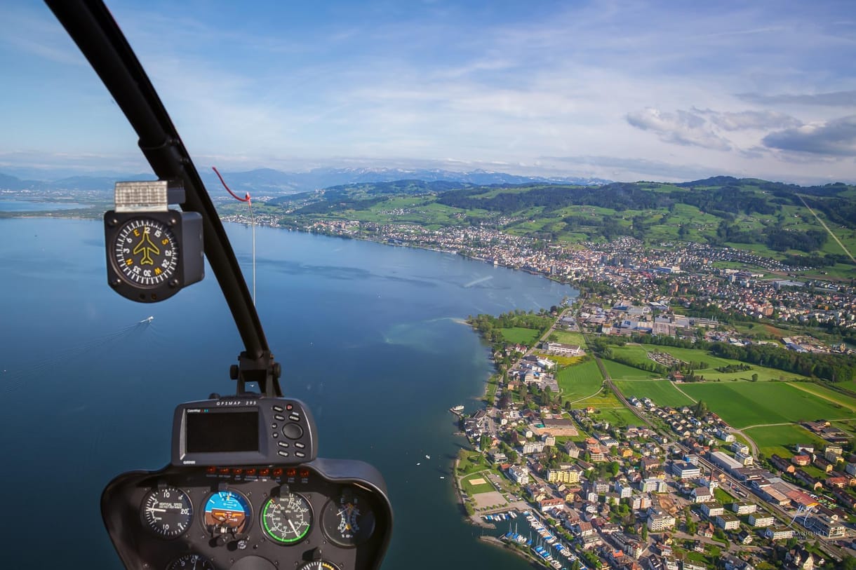 A helikopter még forgó rotorjának sétált egy brit turista Görögországban