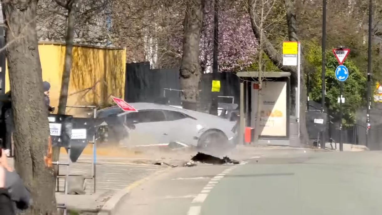 A lehető legcikibb módon, pár méteren belül rommá törte a Lamborghinit – videó