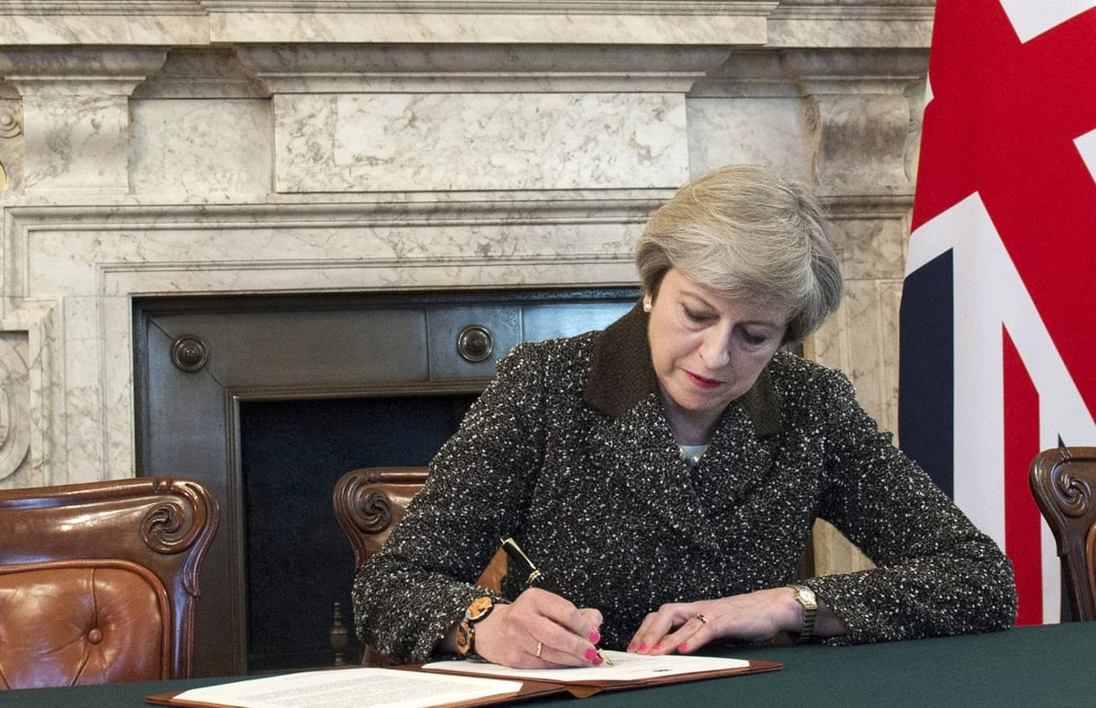 Junckerrel és az EU Brexit-felelősével tárgyalt Theresa May