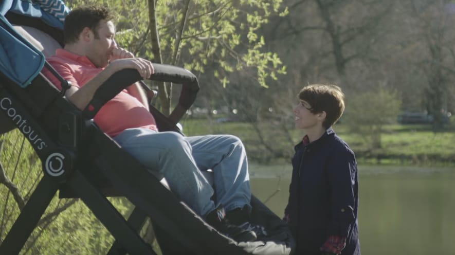 Videó: Végre felnőttek is kipróbálhatják a babakocsit