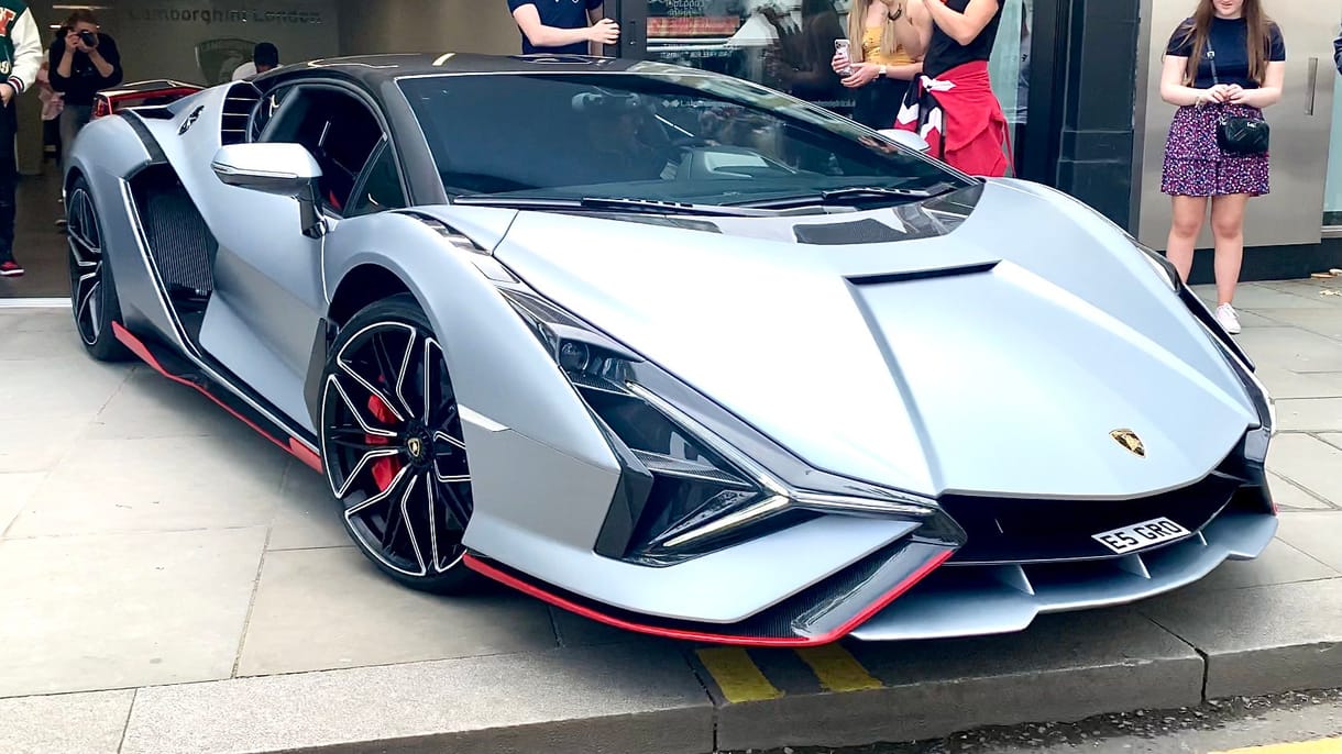 Még Londonban sem mindennapos az egymilliárd forintos Lamborghini Sian