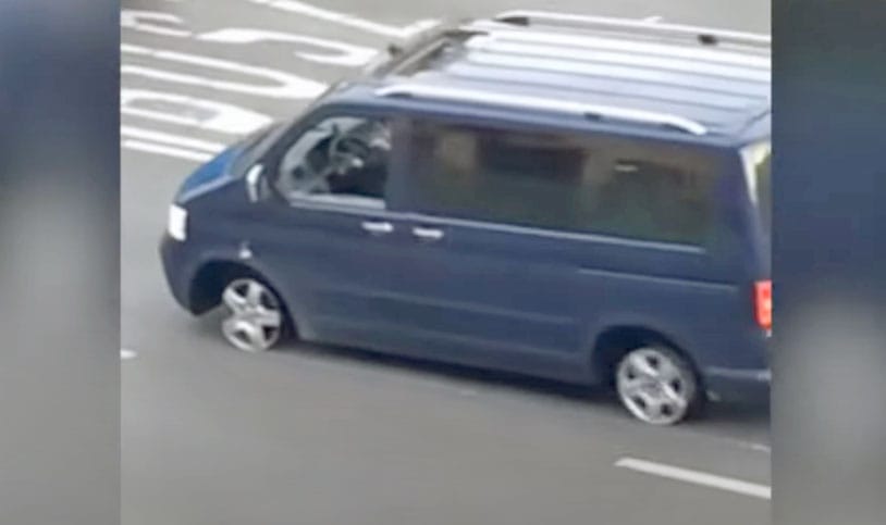 Abroncsok nélkül, felnin hajtott egy autós a Boráros térnél – videó