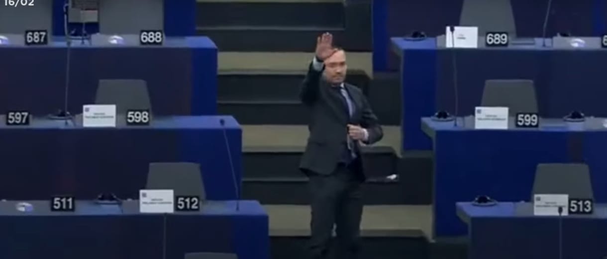„Éljen soká Orbán!” – mondta a bolgár EP-képviselő, majd náci karlendítést mutatott be – videó