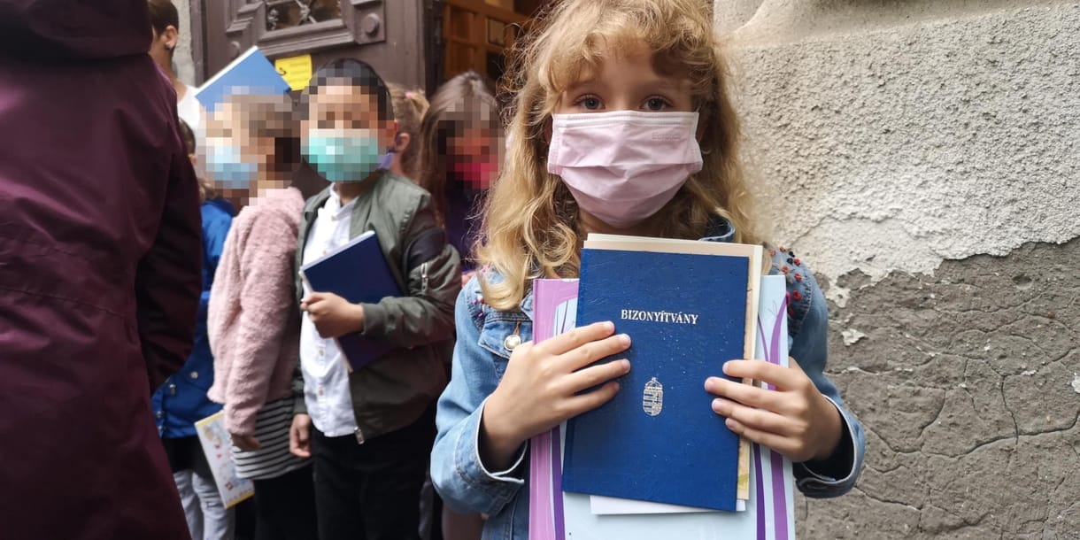 Maszkban vették át a kisdiákok a bizonyítványt