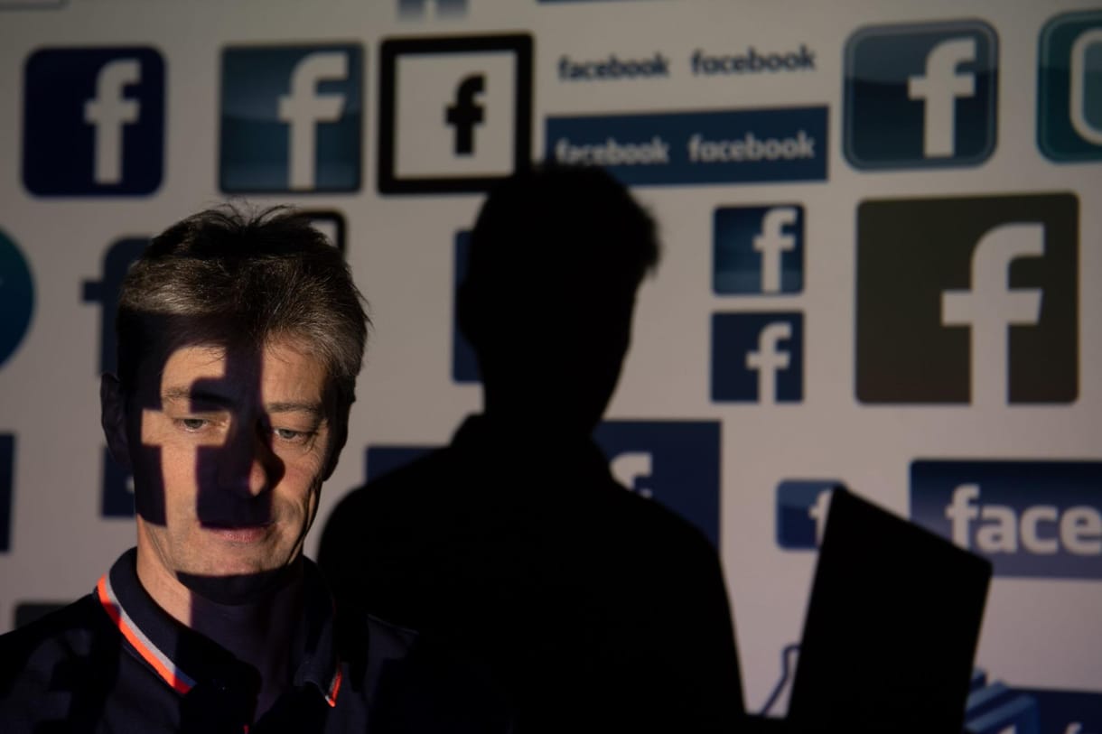 Mészárlás Új-Zélandon: kiterítette kártyáit a Facebook, az új-zélandi miniszterelnök keményen beszólt nekik