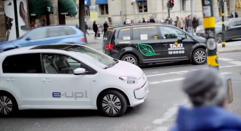 Videó: így hozza a frászt a járókelőkre egy hangtalan elektromos autó