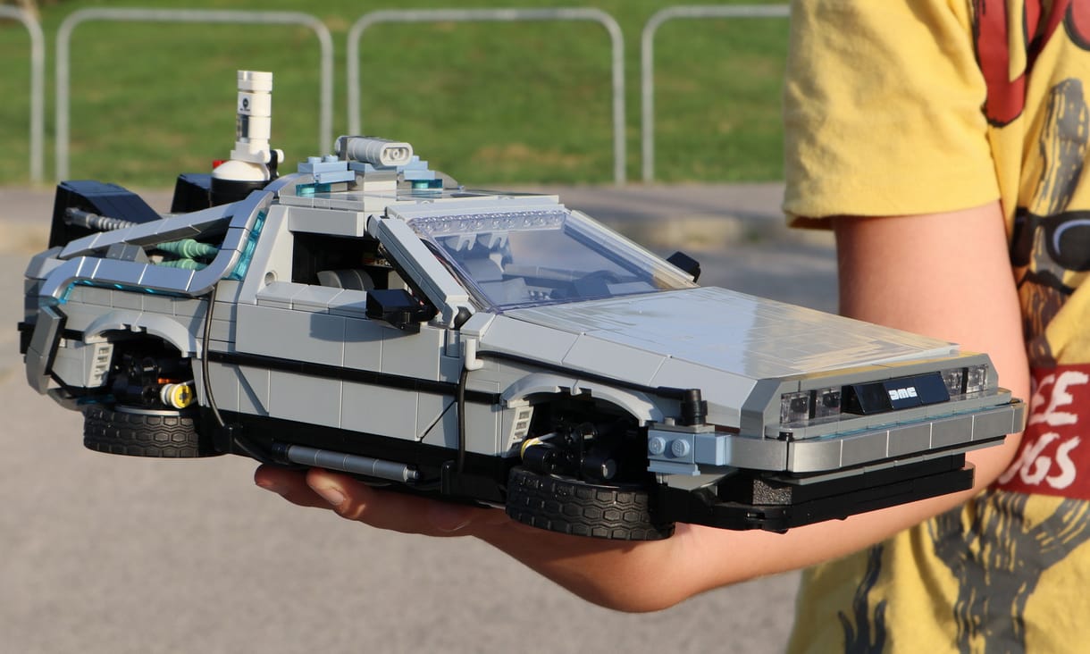 Vissza a jövőbe: körbefotóztuk az eredeti, a filmes, a 24 karátos, a Lego és a jövőbeli DMC DeLoreant