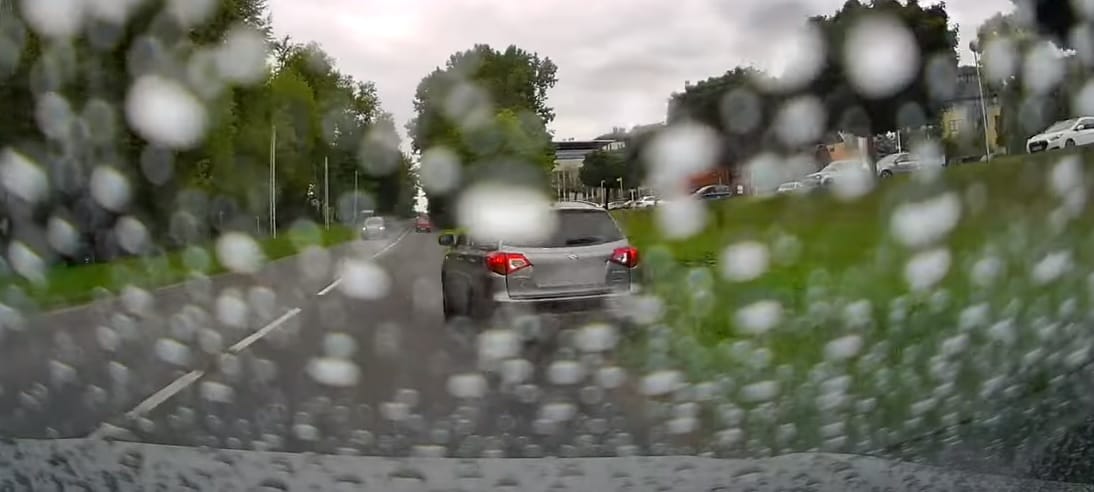 Jobbról, az útról letérve előzött meg egy tanulóautót egy suzukis Kaposváron – videó