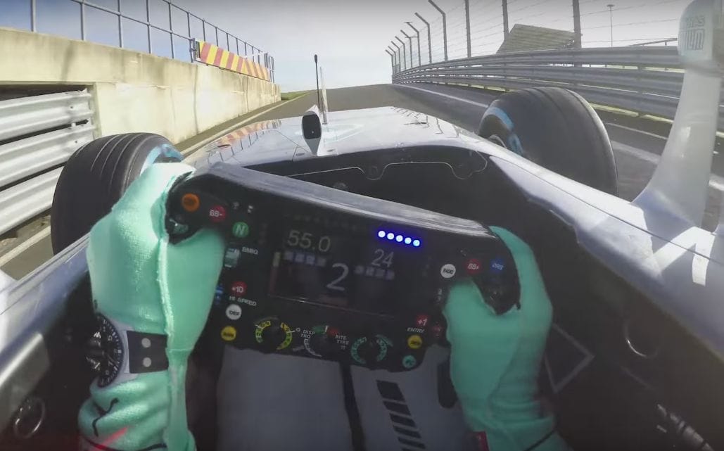 Itt egy fedélzeti kamerás videó arról, hogyan vezeti Rosberg az új F1-es Mercedest