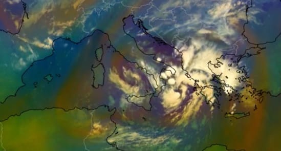 Ritkán látni ekkora örvényt Európa felett - mozgókép