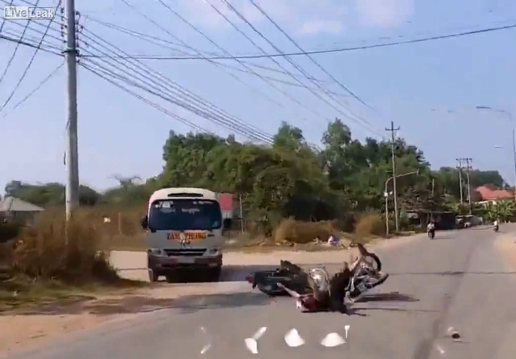 Így jár, aki részegen indul motorozni – videó