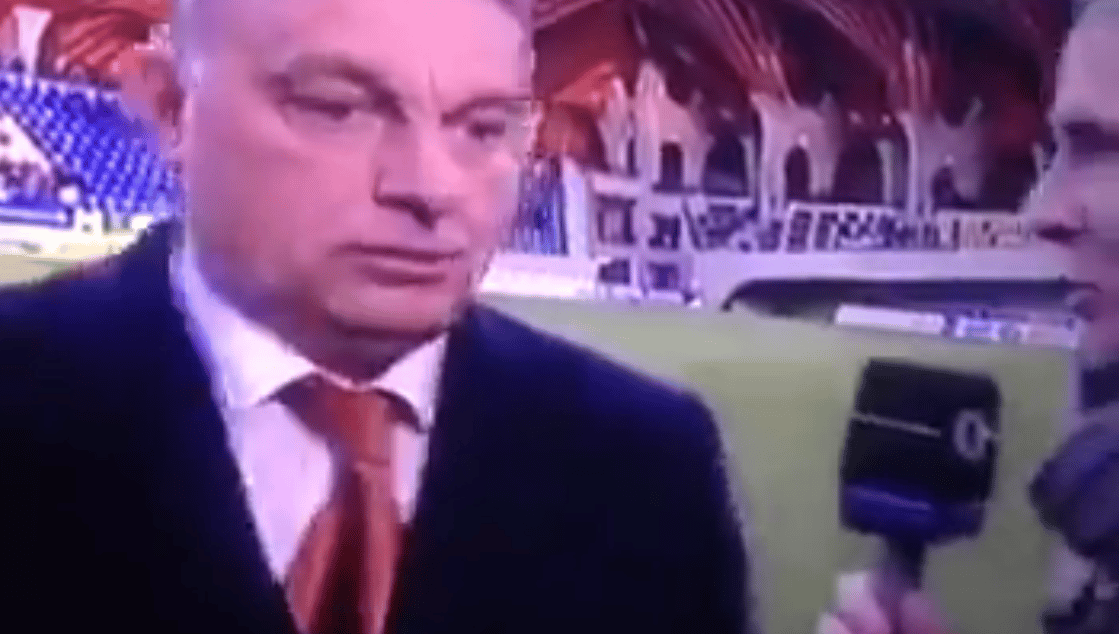 A köztévé riportere szurkol Orbán Viktornak. Vagy inkább az MLSZ-nek