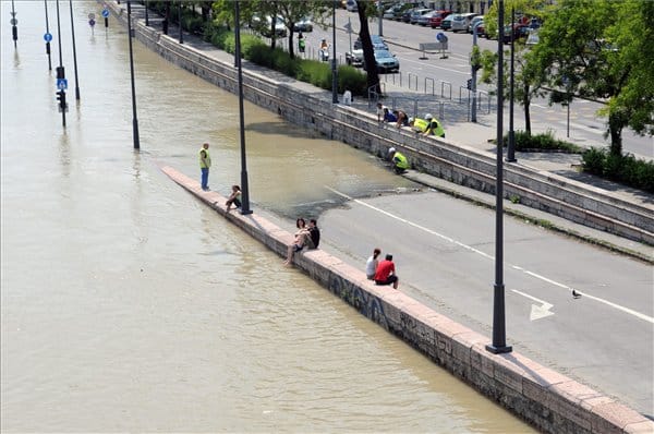 Apad a Bódva Szendrőben és Edelényben, tetőzik a Duna Budapestnél