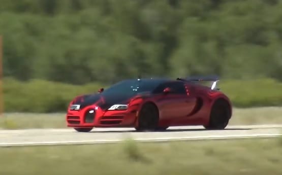 Szemmel alig lehet követni, ahogy 370-nel repeszt ez a Bugatti a közúton – videó