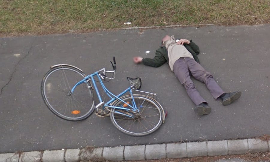 A nap fotói: földön fekvő biciklisek a Google magyar térképén