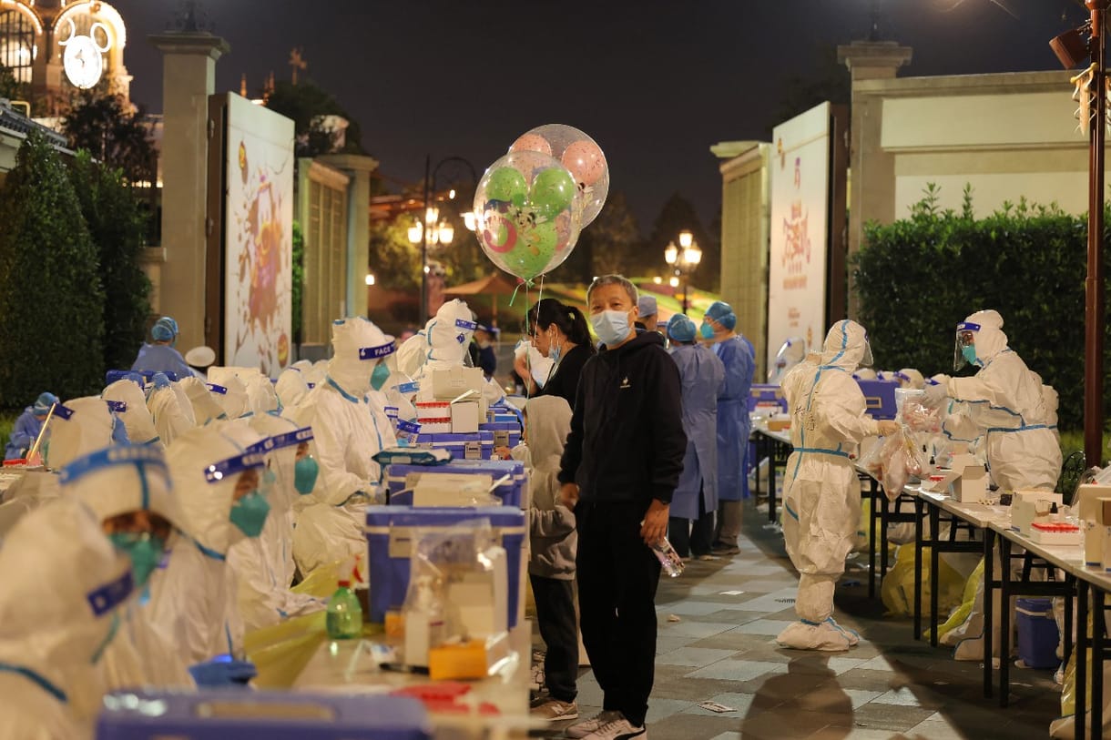 30 ezer látogató rekedt a sanghaji Disneylandben egyetlen Covid-fertőzéses eset miatt