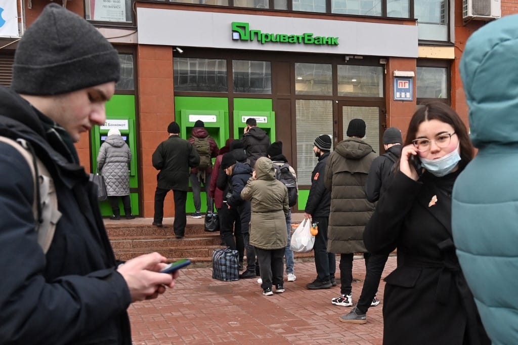 Óriási sorok a bankautomaták előtt Ukrajnában