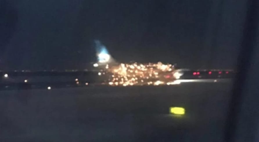 Kigyulladt és csillagszóróként égett egy gép a JFK repülőtéren - fotó, videó