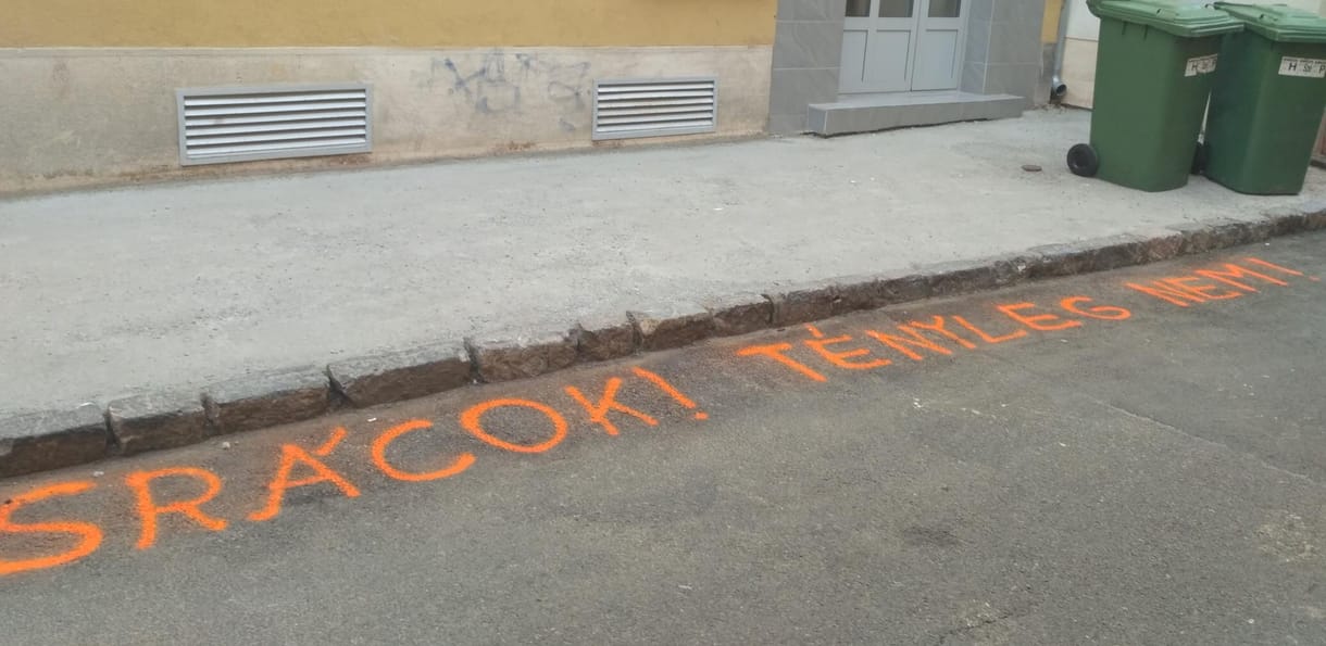 Letiltották a díjnyertes zenekar cikkét a KESMA-lapban, mert az énekes tiltakozott ellenük
