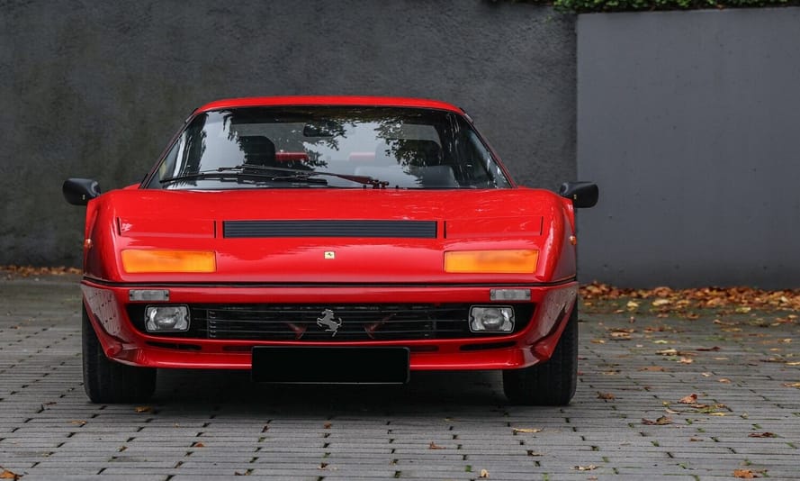 Egyenesen 1983-ba repít vissza ez a szinte új, igen ritka Ferrari