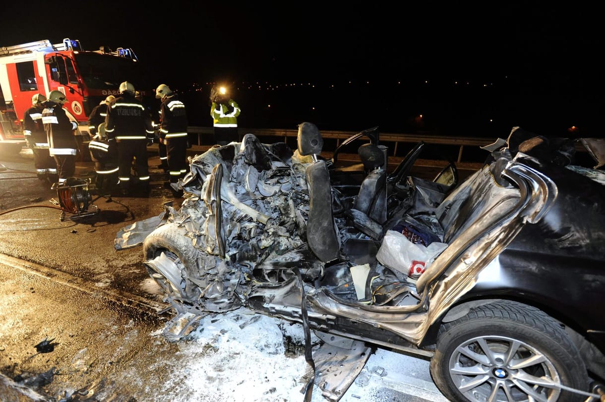 Fotók: Alig maradt valami a Bécsi úton kamionnal ütköző autóból