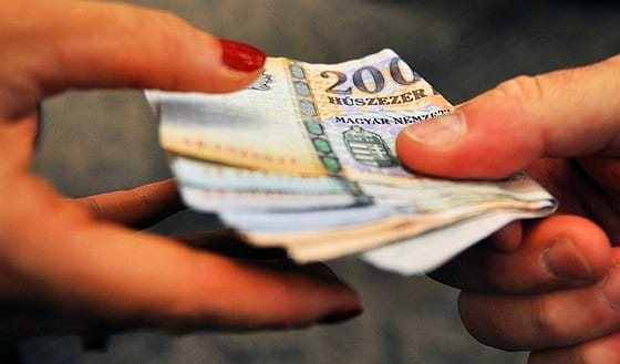 Kivel fizetteti meg a kormány a minimálbér emelését?