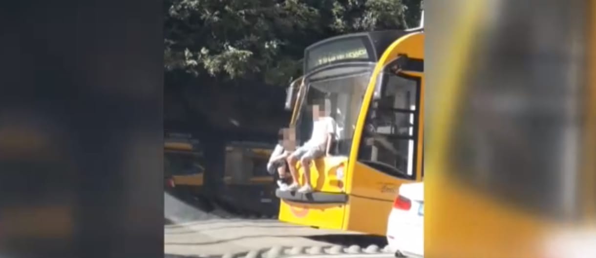 Megint olyan fiatalokat filmeztek, akik villamosra szálltak (nem pedig villamosba)
