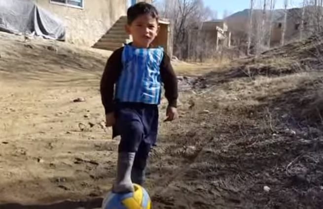 Elüldözték a nejlonzacskós Messi-meze miatt világhírűvé vált kisfiút