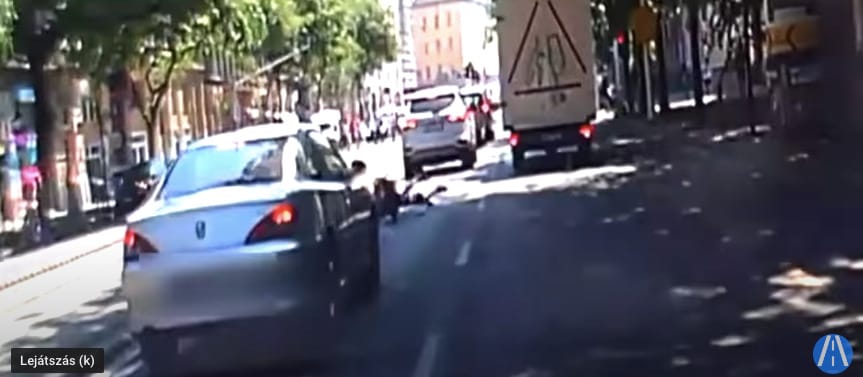 Pont egy autó előtt esett életveszélyeset egy rolleres a Nagykörúton