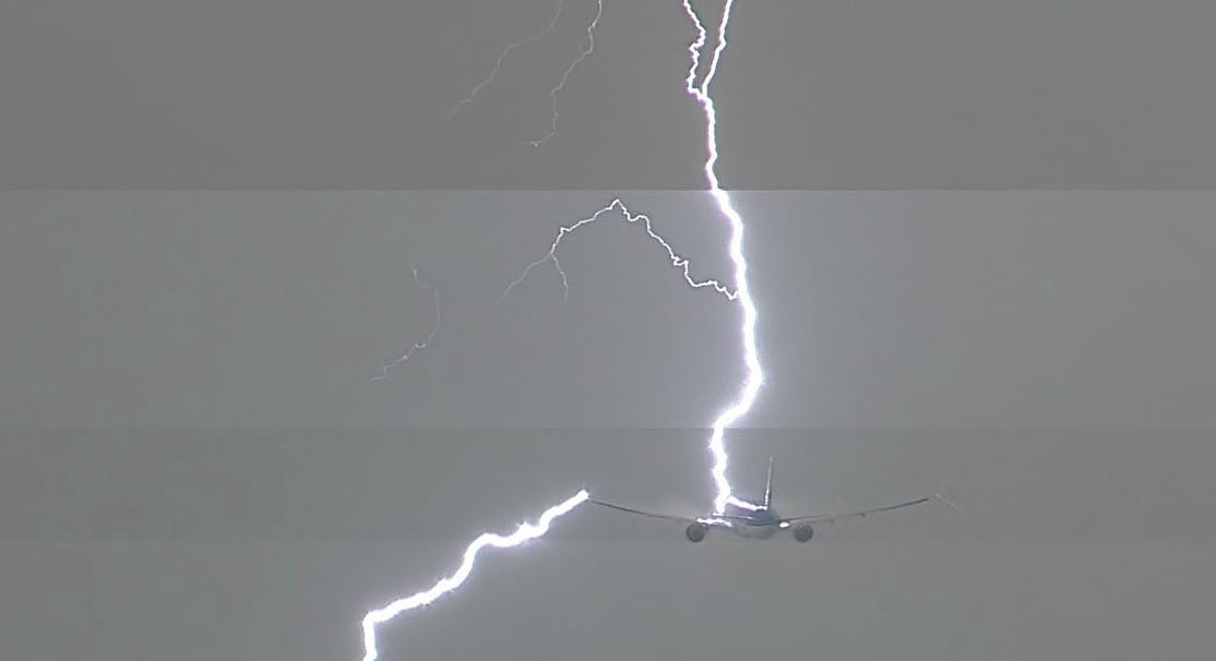Lélegzetelállító videó: belecsapott egy villám a KLM egyik Boeing 777-es repülőgépébe