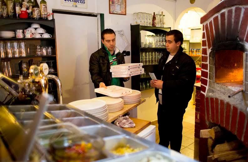 Vona Gábor pizzafutár lett