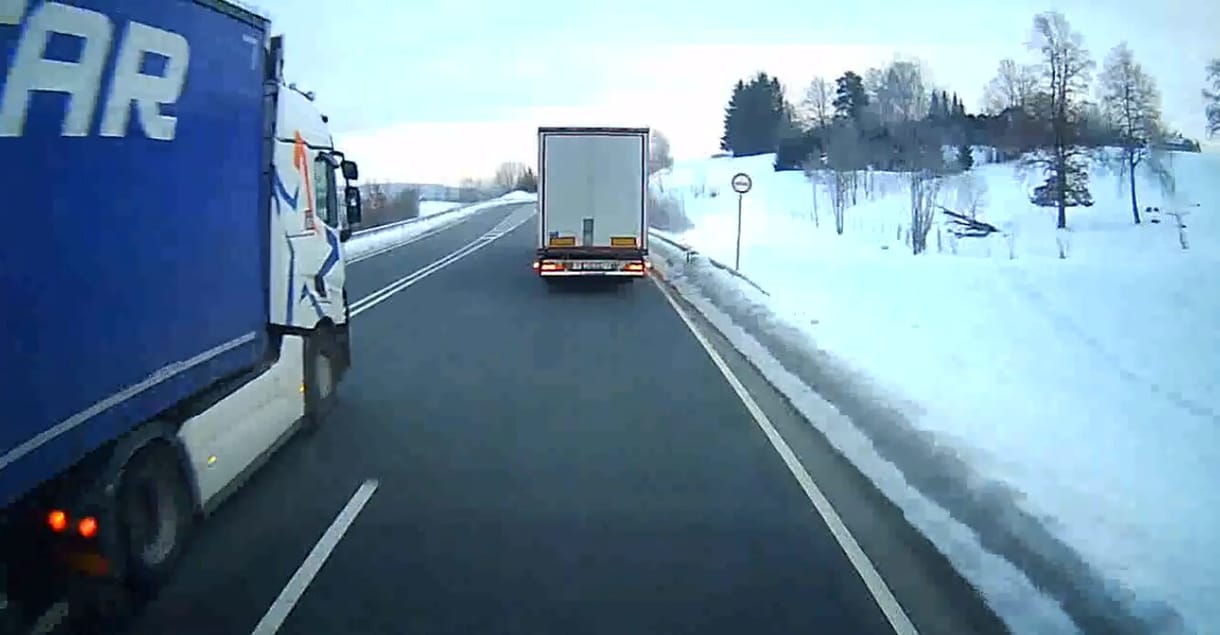 Letöltendő börtönt kapott egy kamionos egy életveszélyes előzésért - videó