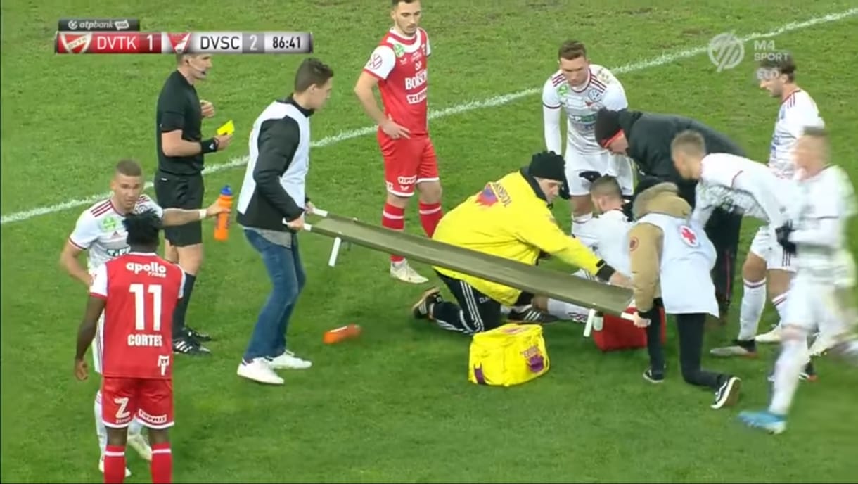 Videó: Akkorát kapott a fejére a Debrecen hátvédje, hogy hordágyon kellett levinni