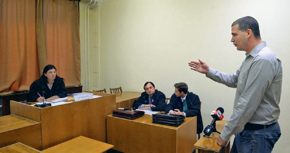 Újságírók bilincsben: amikor a magyar bíró a hatalmát mutogatja