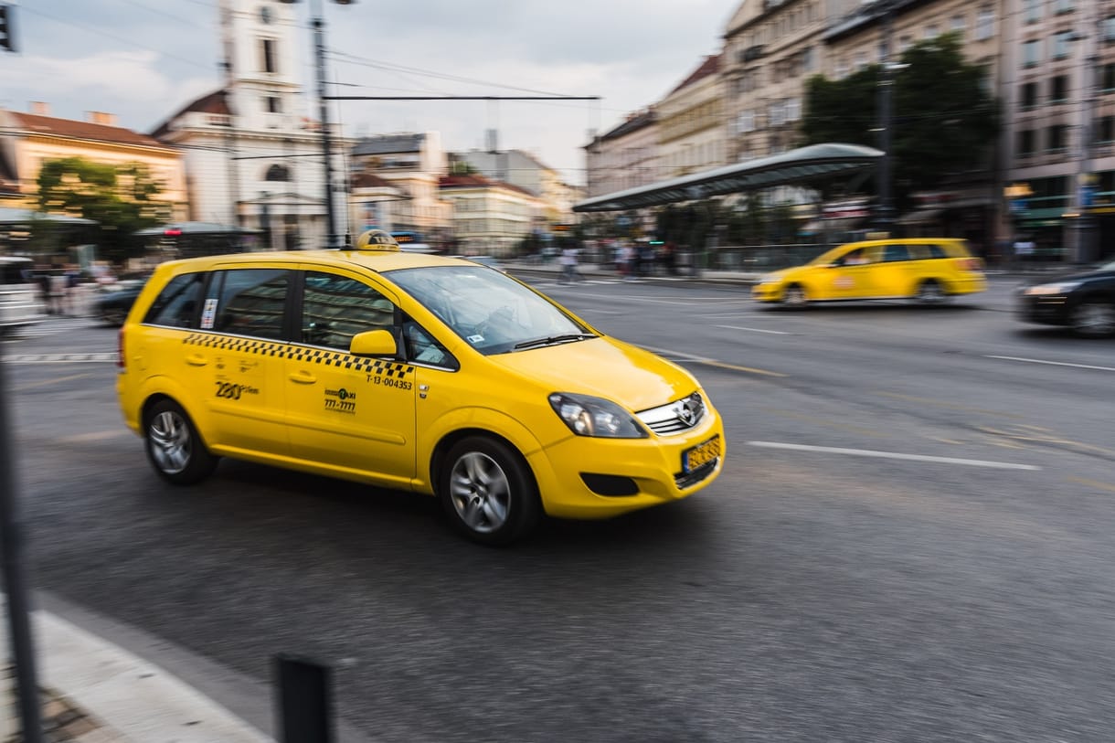 Ez történik, ha egy taxis megnyomja a „támadás” gombot