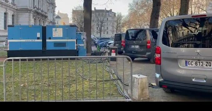 Dízelgenerátorokkal kellett tölteni a francia állam elektromos autóit