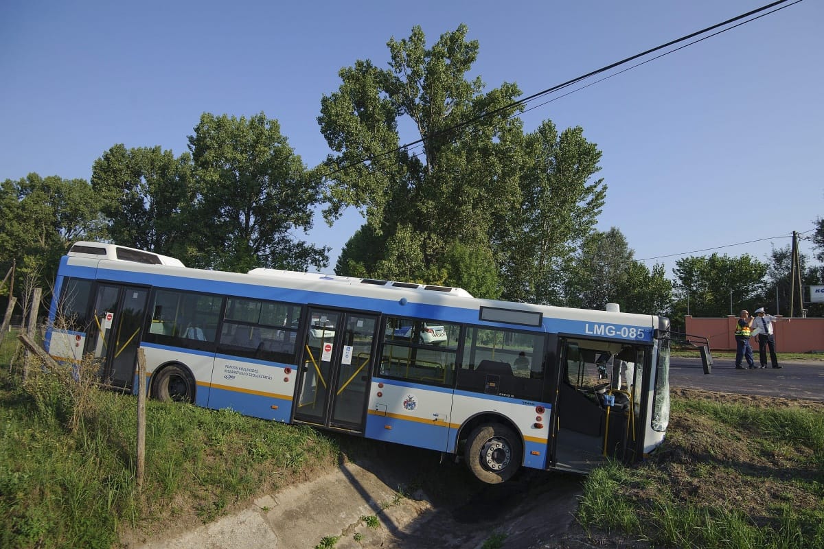Fotók: egy ember meghalt a súlyos buszbalesetben Debrecenben