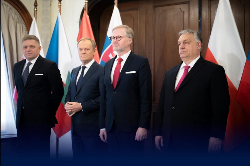 “K*rva Orbán” feliratú plakátok fogadták a miniszterelnököt a V4-csúcson