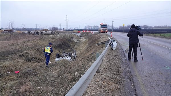 Árokba hajtott egy autó Szolnoknál, ketten meghaltak