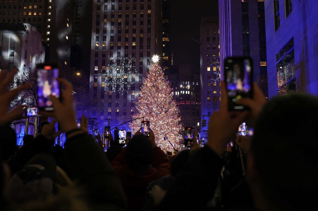 Felkapcsolták a Rockefeller Center 12 tonnás karácsonyfájának fényeit