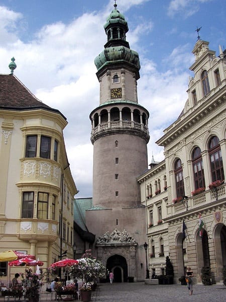 Elbontották a kordont a soproni Tűztorony elől