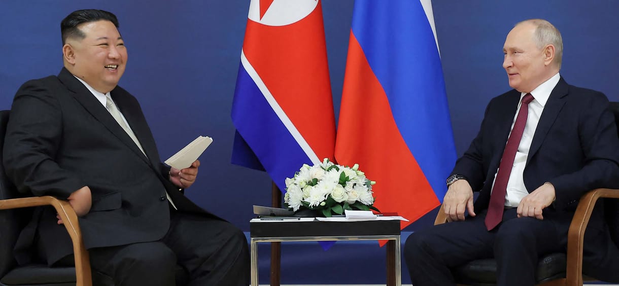 Diktátorok egymást közt: Észak-Korea már több mint egymillió tüzérségi lövedéket szállított Oroszországnak