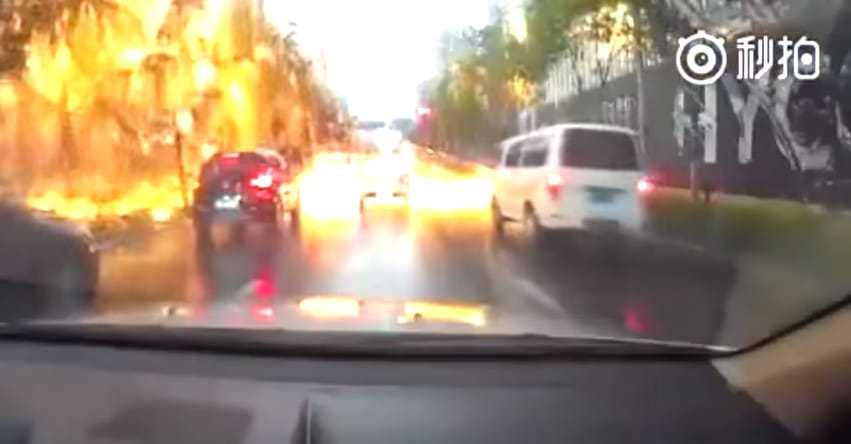 Videó: Ilyet még nem láttunk, villámcsapás után tűzeső hullott az autókra